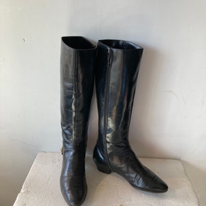 sz 8.5 b vintage FERRAGAMO Black leather boots-low heel knee high good quality boots made in ITALY