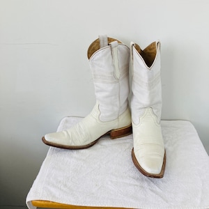sz 7 vintage white leather cowboy boots-leather and lizard with art work-unisex- give your look extra bite with these bold boots sustainable