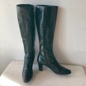 sz 7 b vintage FERRAGAMO Black leather boots-low heel knee high good quality boots made in ITALY