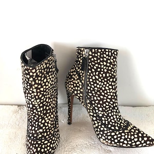 SZ 37 or 7 vintage 2000 black and white pony hair boots-