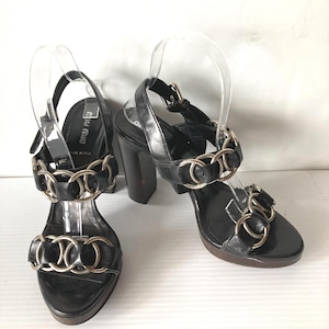 storlek EU 38 MIU MIU vintage svarta lädersandaler med silverringar - högklackade sandaler