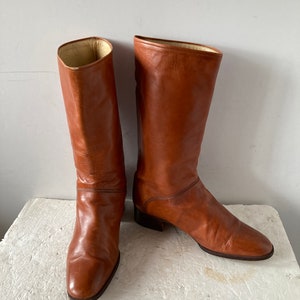 sz 7,5 D CARRANO Männer Vintage Leder Stiefel -Safranbraune Leder Mitte Waden Stiefel -1,5 &quot;Absatz -Vervollständigen Sie Ihren Look mit diesen fein gearbeiteten Stiefeln.&quot;
