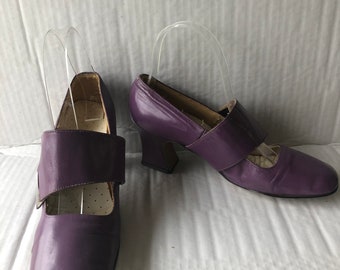 retro vintage1960s unique shoes-purple leather buckle up pilgrim shoes- channel a relaxed vibe in these fun shoes- sustainable fashion  sz 8