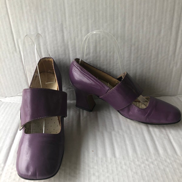 retro vintage1960s unique shoes-purple leather buckle up pilgrim shoes- channel a relaxed vibe in these fun shoes- sustainable fashion  sz 8