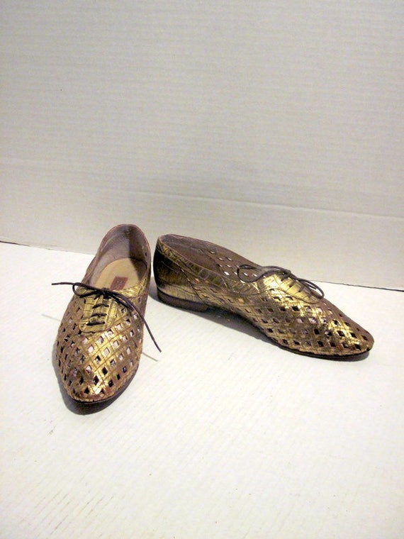 sz 9 m vintage gold cut out italian leather lace … - image 1