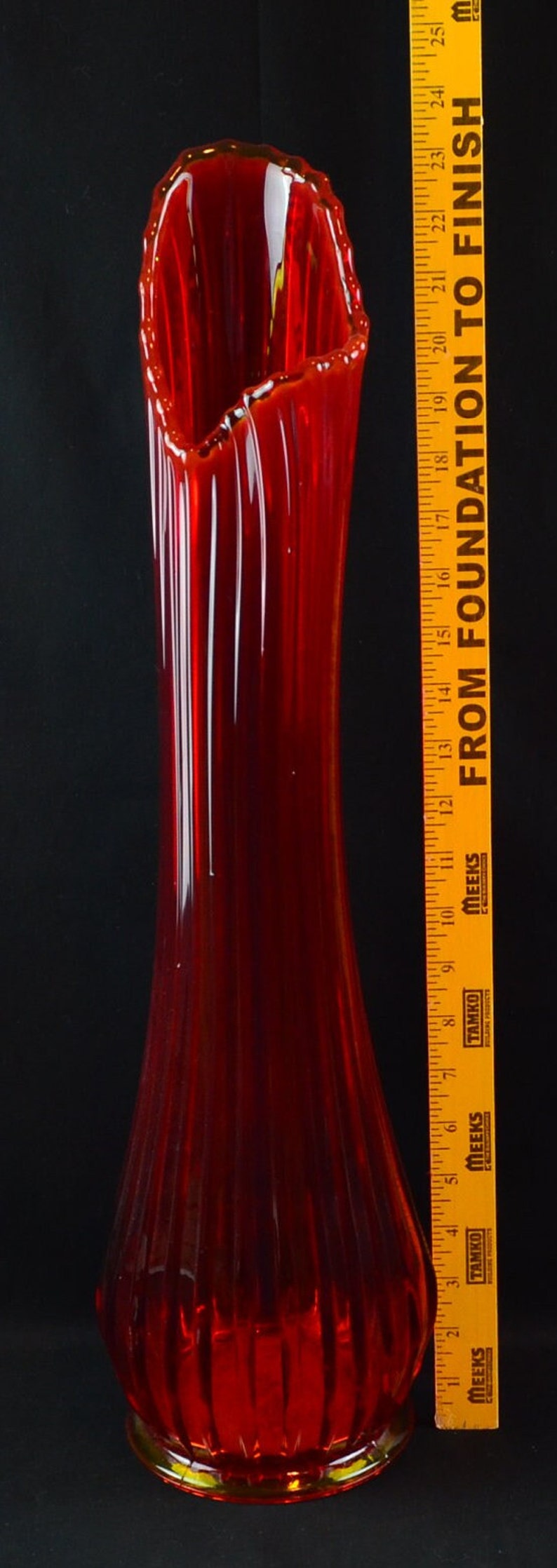 MCM L.E. Smith Broken Column Pattern, 23 MCM Swung Vase. Vivid Amberina, Red & Yellow, In Excellent Condition image 3