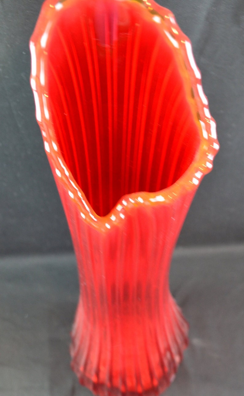 MCM L.E. Smith Broken Column Pattern, 23 MCM Swung Vase. Vivid Amberina, Red & Yellow, In Excellent Condition image 5