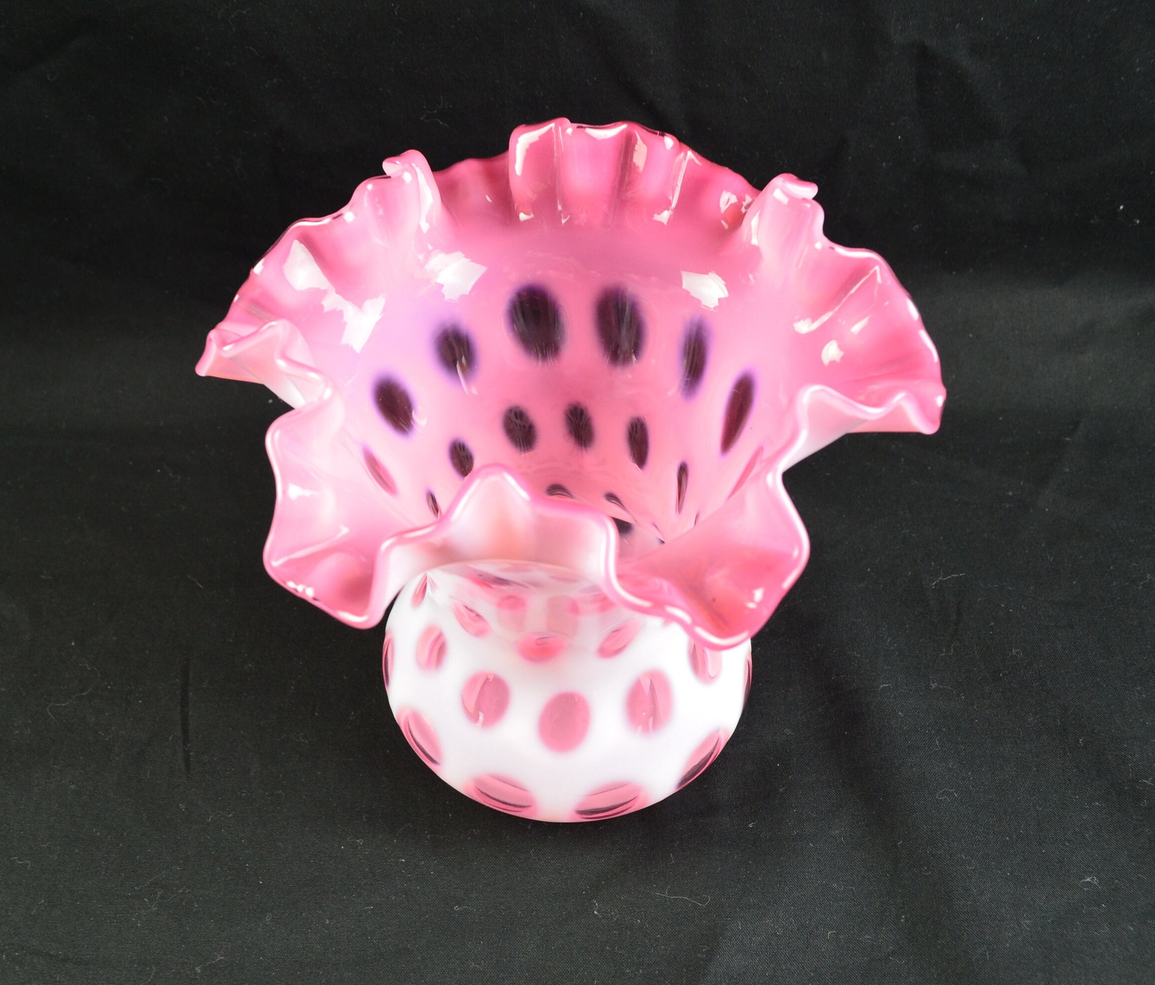 フェントン クランベリー コインドット花瓶：フリルエッジの乳白色