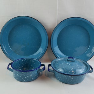 Robin&#39;s Egg Blue Vintage Speckled Graniteware Set, 2 Pie pans, Two Pots, 6.5&quot; with Lid & 5&quot; Pan