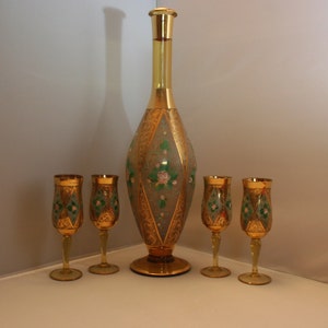 Murano Venetian 18K Gold Decanter & 4 Cordials with Floral Motif Diamond Window Surrounded by Ornate Gold with Amber Stem and Gold Trim Base