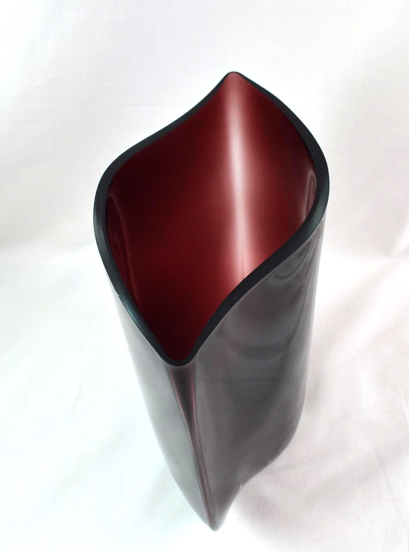 深みのあるアメジストガラスの花瓶、渦巻き模様、重厚なガラス、高さ