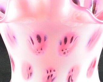 フェントン クランベリー コインドット花瓶：フリルエッジの乳白色