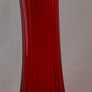 MCM L.E. Smith Broken Column Pattern, 23 MCM Swung Vase. Vivid Amberina, Red & Yellow, In Excellent Condition image 4