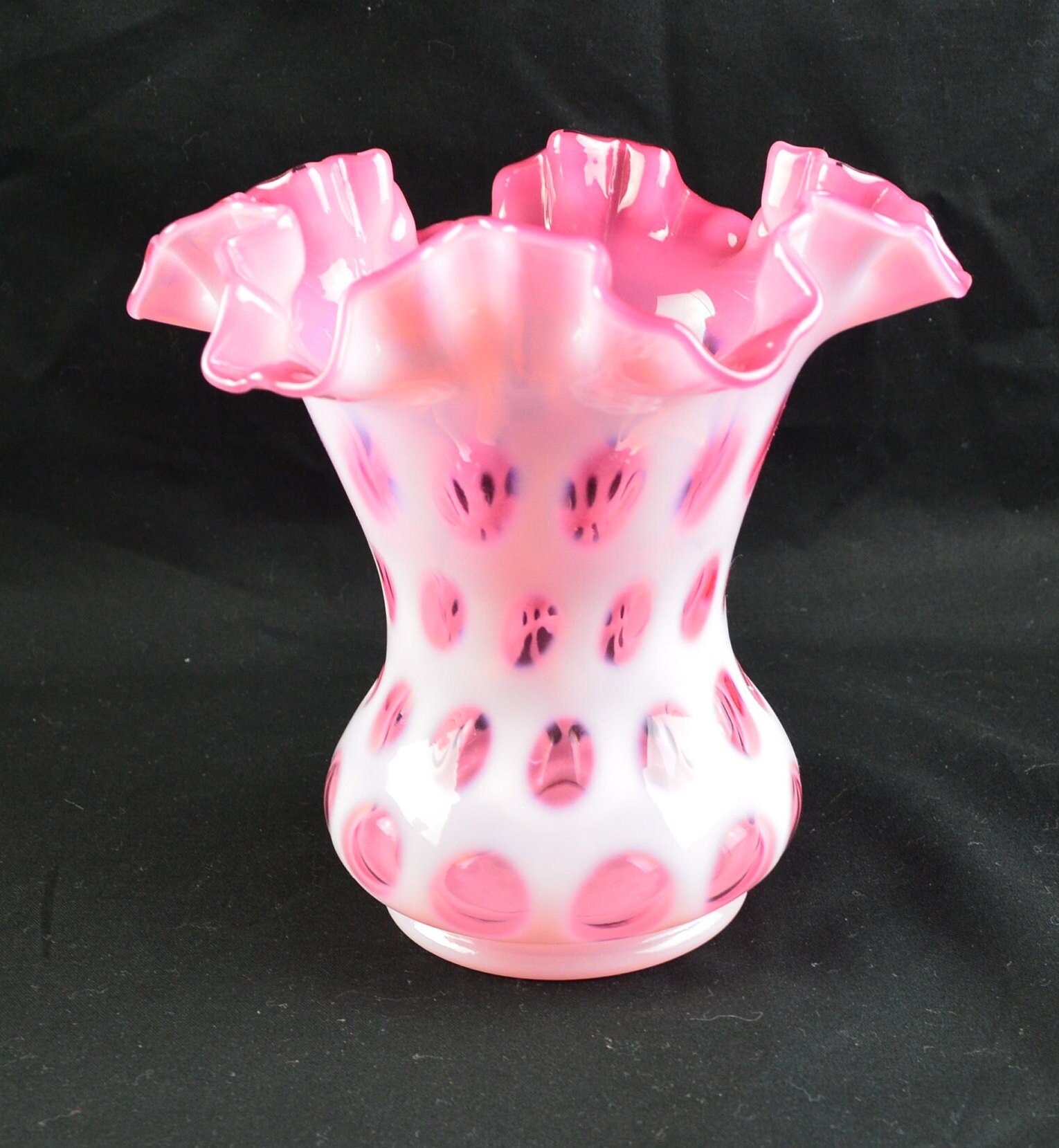 値下げしました！フェントン　コインドット　クランベリーフリルガラス花瓶 フェントン クランベリー コインドット花瓶：フリルエッジの乳白色