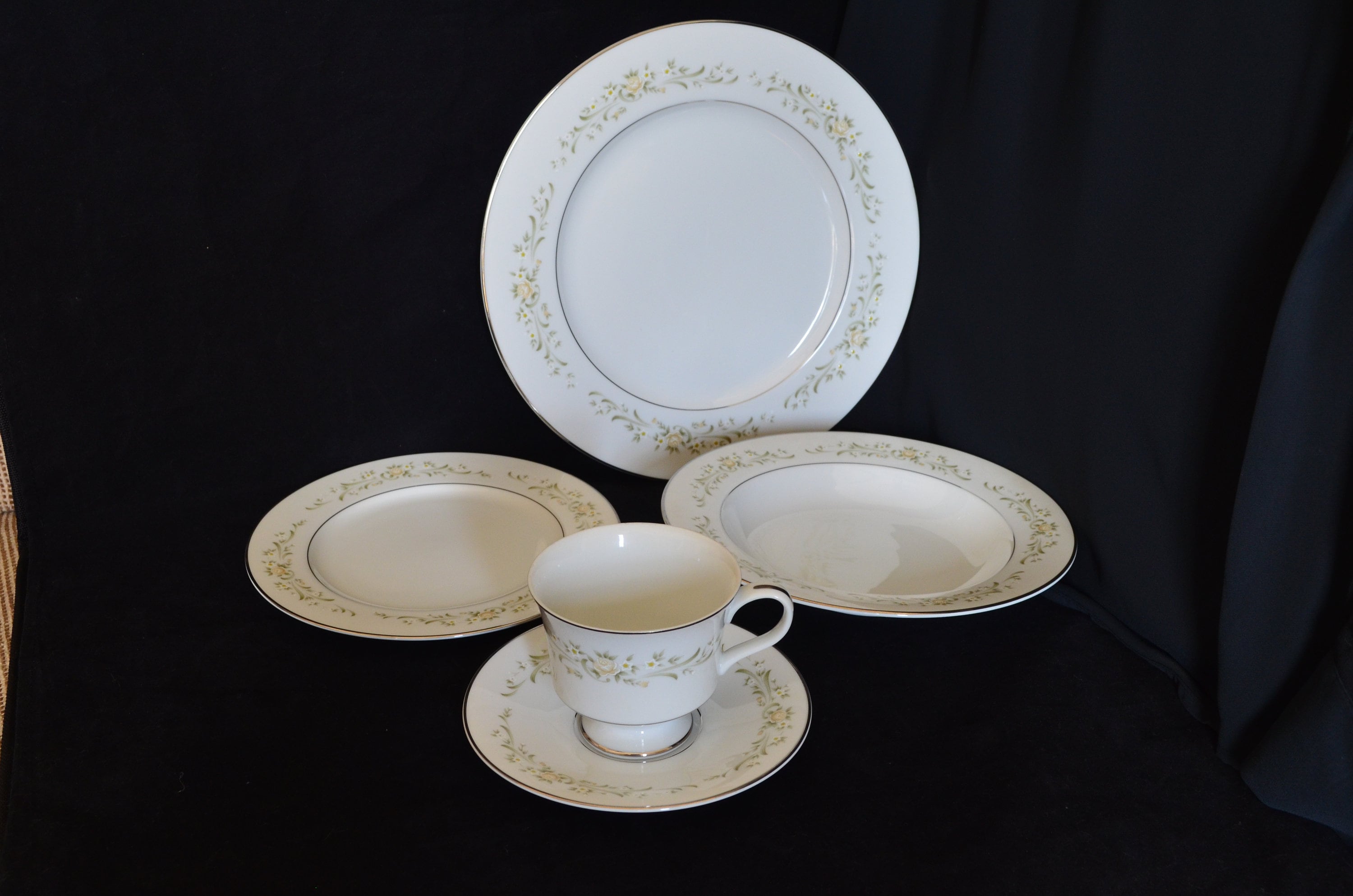 SANGO CHINA黒と金の装飾プレート 直径約28cm３枚セット SANGO CHINA黒と金の装飾プレート 直径約28cm3枚セット