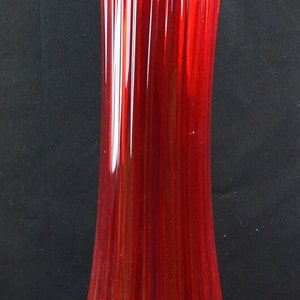 MCM L.E. Smith Broken Column Pattern, 23 MCM Swung Vase. Vivid Amberina, Red & Yellow, In Excellent Condition image 2