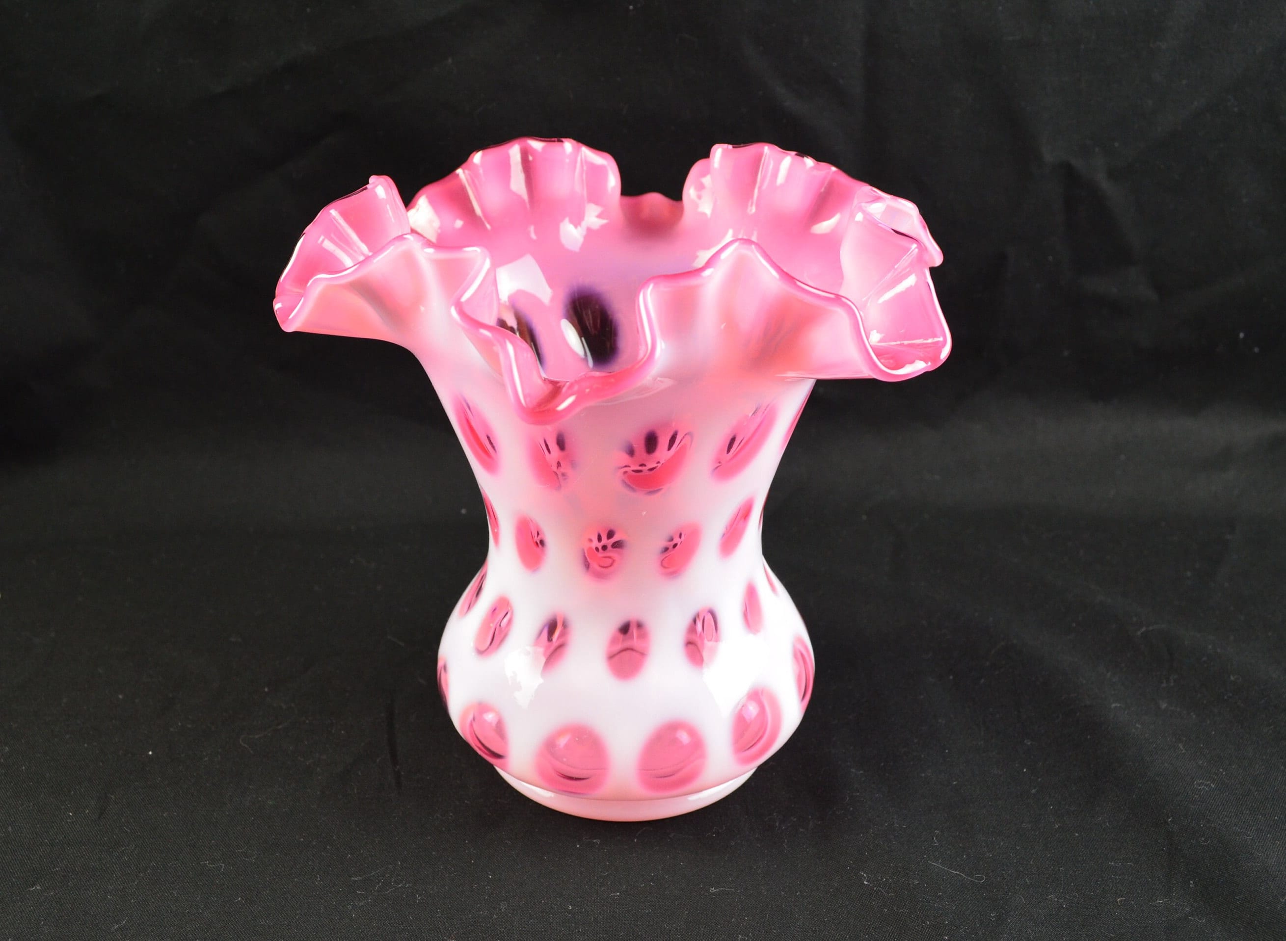 フェントン　コインドット　クランベリーフリルガラス花瓶 フェントン クランベリー コインドット花瓶：フリルエッジの乳白色