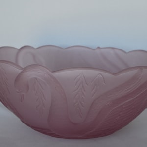 L. E. Smith Tiara Glass Sculpted Swan Swimming in a Pond with Weeping Willow Branches. Mauve, Pink, Purple 10&quot; Glass Bowl