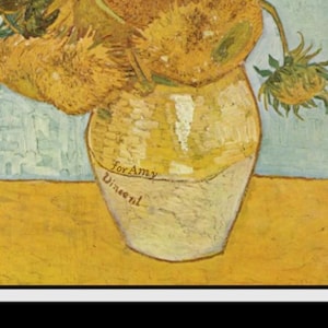 Puede incluir: Una pintura de un jarrón lleno de girasoles amarillos. El jarrón es blanco con un borde amarillo y tiene las palabras "For Amy Vincent" escritas en él.