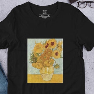 Op de afbeelding: Zwart T-shirt met een print van een schilderij van zonnebloemen in een vaas. Het schilderij is van Vincent van Gogh.