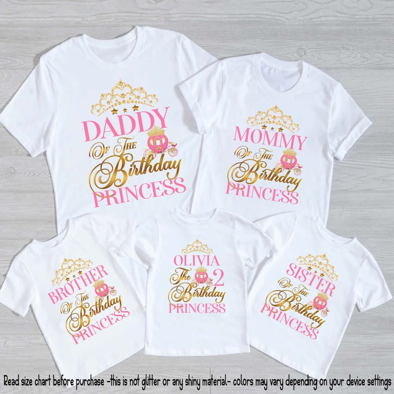 Pu&ograve; includere: Set di cinque magliette bianche con testo rosa e dorato e una grafica a corona. Le magliette dicono "Pap&agrave; della principessa del compleanno", "Mamma della principessa del compleanno", "Fratello della principessa del compleanno", "Olivia la principessa del compleanno di 2 anni" e "Sorella della principessa del compleanno".