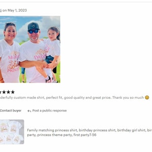 Pu&ograve; includere: Una famiglia di tre persone che indossano magliette bianche con lettere rosa e dorate. Le magliette dicono "Mama's Little Princess", "Daddy's Little Princess" e "Daddy's Little Princess".