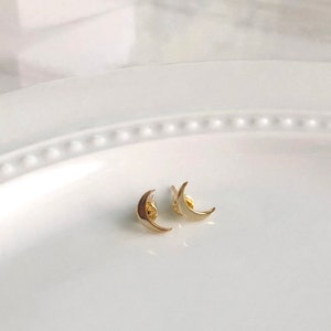 Crescent moon earrings in gold