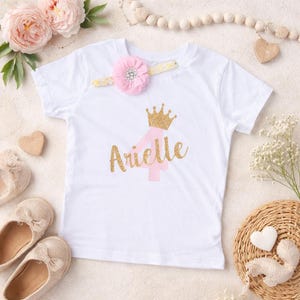 Maglietta per il quarto compleanno di una bambina con fascia per capelli / Vestito da principessa per il compleanno con nome personalizzato / Maglietta con corona dorata e numero 4 rosa / Maglietta per il compleanno di una bambina immagine 1