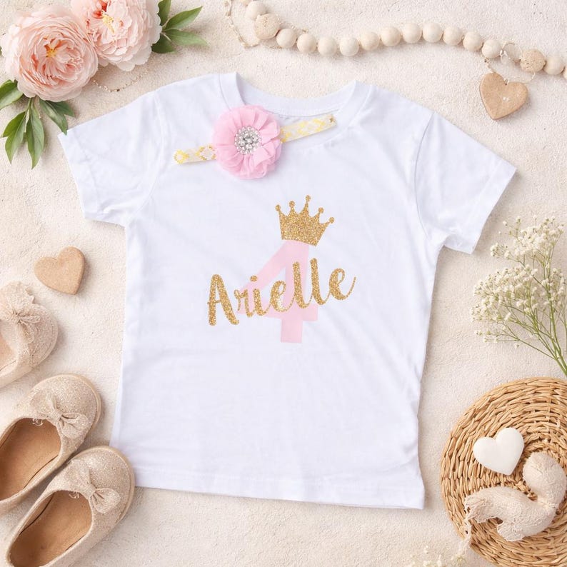 Maglietta per il quarto compleanno di una bambina con fascia per capelli / Vestito da principessa per il compleanno con nome personalizzato / Maglietta con corona dorata e numero 4 rosa / Maglietta per il compleanno di una bambina immagine 1