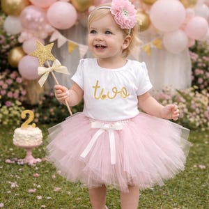 女の子の1歳の誕生日衣装、名前入りワンジー、ピンクとゴールドの1歳の