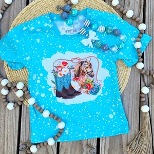 Camiseta vaquera azul desteñida con caballo, camiseta vaquera con botas de caballo, camiseta de rodeo campestre, camiseta retro vaquera, camiseta estilo rancho, estampado de caballo imagen 1