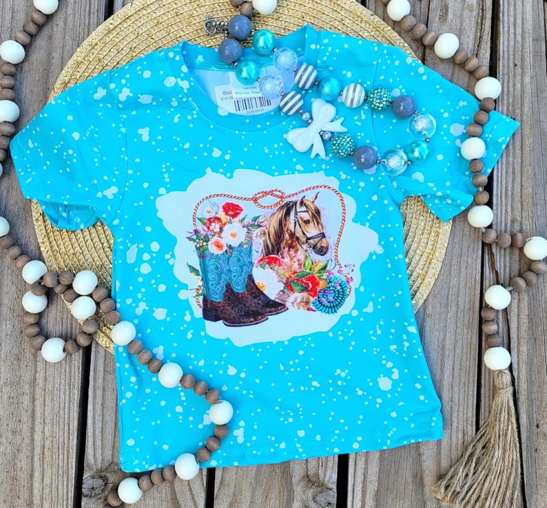 Camiseta vaquera azul desteñida con caballo, camiseta vaquera con botas de caballo, camiseta de rodeo campestre, camiseta retro vaquera, camiseta estilo rancho, estampado de caballo imagen 1