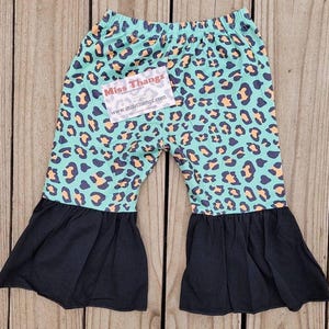 Bas imprimé léopard, leggings pour bébé, pantalon en jean évasé léopard, anniversaire sur le thème léopard et menthe, rodeo fiesta boho, vêtements western