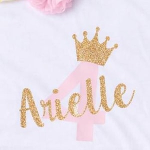 Maglietta per il quarto compleanno di una bambina con fascia per capelli / Vestito da principessa per il compleanno con nome personalizzato / Maglietta con corona dorata e numero 4 rosa / Maglietta per il compleanno di una bambina immagine 2