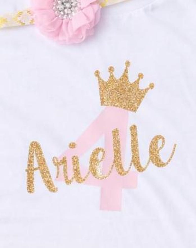 Maglietta per il quarto compleanno di una bambina con fascia per capelli / Vestito da principessa per il compleanno con nome personalizzato / Maglietta con corona dorata e numero 4 rosa / Maglietta per il compleanno di una bambina immagine 2