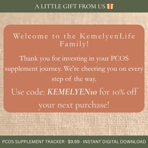 K&ouml;nnte beinhalten: Digitale Grafik mit Text auf pfirsichfarbenem Hintergrund. Der Text lautet &bdquo;Willkommen in der KemelyenLife-Familie!&ldquo; und bietet einen Rabattcode von 10 % an. Das Bild ist f&uuml;r einen PCOS-Erg&auml;nzungsmittel-Tracker.
