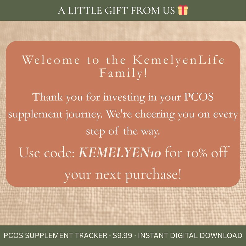 K&ouml;nnte beinhalten: Digitale Grafik mit Text auf pfirsichfarbenem Hintergrund. Der Text lautet &bdquo;Willkommen in der KemelyenLife-Familie!&ldquo; und bietet einen Rabattcode von 10 % an. Das Bild ist f&uuml;r einen PCOS-Erg&auml;nzungsmittel-Tracker.