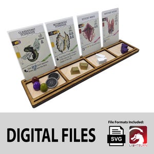 Könnte beinhalten: Ein hölzerner Spielorganisator mit fünf Fächern zum Aufbewahren von Karten und Spielsteinen. Der Organisator ist aus hellbraunem Holz gefertigt und hat eine natürliche Oberfläche. Die Karten sind weiß mit schwarzem Text und Illustrationen von Drachen. Die Spielsteine sind klein und bunt.