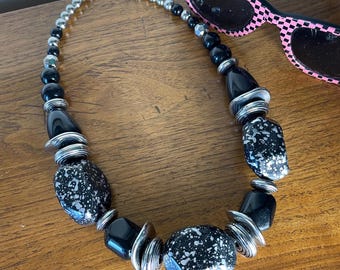 Vintage 80er Jahre Halskette, total super, Schwarz, Silber Plastik Big Chunky Schmuck 1980er Party, Abschlussball, Frau, Mode, Kleidung, Accessoire, Spaß