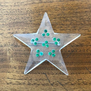 Vintage Lucite Star-speld met kleine groene strassteentjes Jaren &#39;50 plastic broche, modieus kledingaccessoire voor dames, zo geweldig!