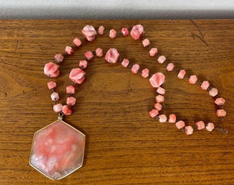 Vintage Rosa Rhodochrosit Edelstein Halskette Hexagon Anhänger Boho Statement, Möglicherweise Opal, Designer-Stil, moderne Mode-Modeschmuck