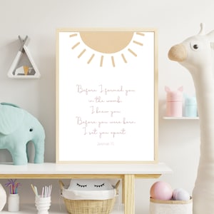 Christelijke kwekerij afdrukbaar, neutraal babydecor, Boho kunst aan de muur, Bijbelvers, gouden zonframe, boerderijbaby, Jeremiah 1:5, DIGITALE DOWNLOAD