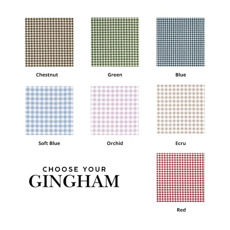 K&ouml;nnte beinhalten: Ein Raster aus sieben quadratischen Stoffmustern mit einem Vichy-Karo-Muster in Kastanienbraun, Gr&uuml;n, Blau, Hellblau, Orchidee, Ecru und Rot. Der Text CHOOSE YOUR GINGHAM steht in schwarzen Buchstaben unter den Mustern, um die Farboptionen zu kennzeichnen.