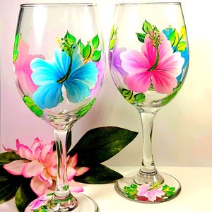 Hand Painted Hibiscus Wine Glass, Custom Hibiscus Color Options, Wedding Wine Glasses, Tropical Flowers, Beach House Decor, Wine Glass Gift