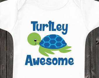 Turtley Awesome Baby ©Onesie Baby Boy Outfit Süßes Shirt Schildkröte Tiere Baby Body Neugeborenen Kleinkind Baby Shower Geschenk Lustiges Baby Spruch