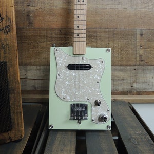 Cigar box guitar, Custom 3 string