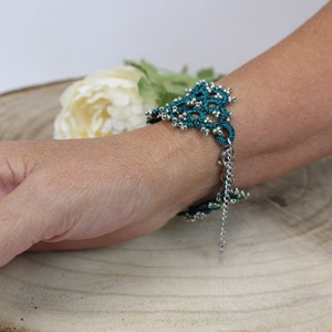 Bracelet élégant en dentelle et manchette perlée, bracelet en dentelle large fait à la main, cadeau unique pour les femmes. image 9