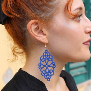 Handmade hand tatted teardrop earrings, earrings Royal blue, filigree tatting jewelry imagem 7