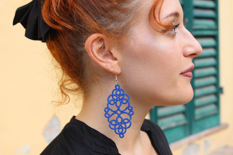 Handmade hand tatted teardrop earrings, earrings Royal blue, filigree tatting jewelry imagem 7