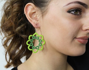 Round earrings with green lace flower